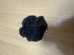 黒の花形シュシュ パール付き