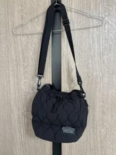 GUとUNDERCOVERのコラボレーション　キルティングサコッシュバッグ