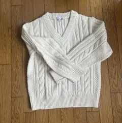 UNIQLO アイボリー ケーブル編み Vネックセーター