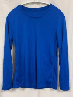 青い長袖カットソー