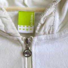 adidas フード付きホワイトパーカー