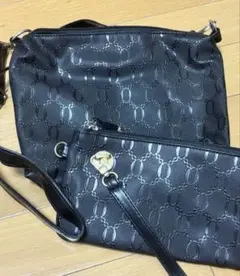 ブラックロゴ入りショルダーバッグ・ポーチ2点セット