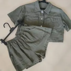 スプレイ　セットアップ　半袖シャツとショートパンツ　オリーブ色