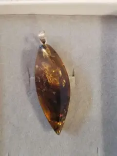 琥珀ペンダント