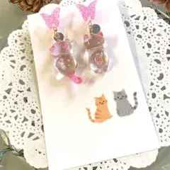 揺れる立体猫ちゃん　ノンホールピアス　ピンク　ハンドメイド　蝶々