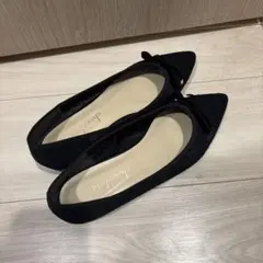 リボン付き黒ポインテッドトゥフラットシューズ