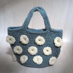 花モチーフ付き青色毛糸トートバッグ