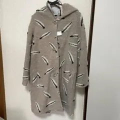 フード付きベージュジャケット