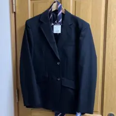 黒ブレザー上下セットとストライプネクタイ