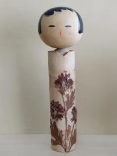 花柄装飾の木製こけし人形　ビンテージ