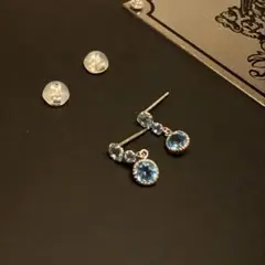 ライトブルー ブルートパーズ　3連　スタッズピアス