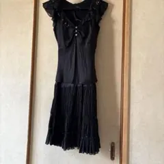 フリル付きブラックドレス