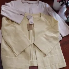 新品ユニクロベージュ、淡いグリーン２枚セット。1枚はユニクロ価格３９９０円です。