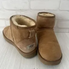 美品　⭐️ UGG アグ クラシックミニ ムートンブーツ チェスナット 25cmのサムネイル