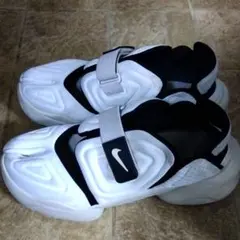 Nike ホワイト アクアリフト　スニーカー ウィメンズ26.0