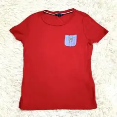 トミーヒルフィガー Tシャツ 赤 異素材ポケット ロゴ 刺繍 美シルエット 映え