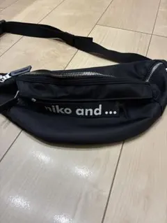 niko and ... ブラックボディバッグ