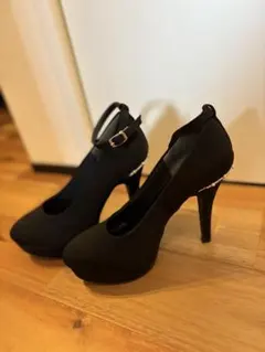 レディースパンプス　黒いストラップ付きハイヒール