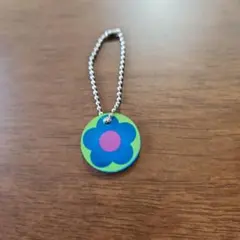MARY QUANTアクリルキーホルダー ポップデザイン