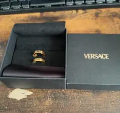 VERSACE ヴェルサーチ Vロゴ フープピアス シルバー V2025 - メルカリ