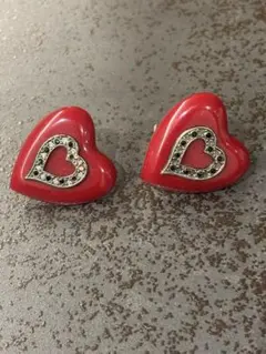 ハート型レッドイヤリング