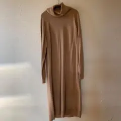 ベージュ タートルネック ニットワンピース