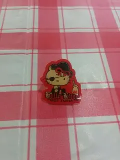 海外キティ　コラボ　ピンバッジ