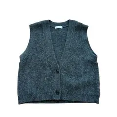 ダークグレー ボタン付きニットベスト