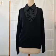 黒いフリル付きVネックシャツ