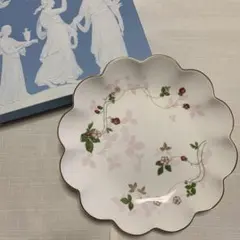 WEDGWOOD ワイルドストロベリー　ペタルトレイ