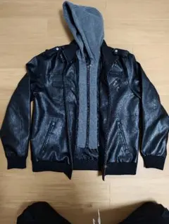 黒いレザージャケット フード付き