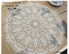 ホワイトのレース編みドイリー
