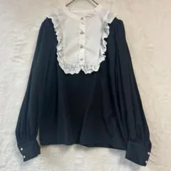 フリル付き黒長袖シャツ