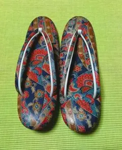 モダンレトロな柄の草履