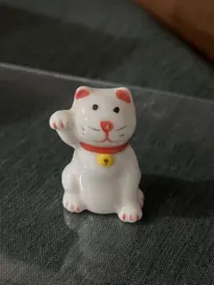 ヴィンテージ ユニークな小さな招き猫 置物 縁起物 蚤の市 陶器製