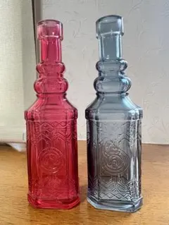 【インテリア雑貨】赤とブルーのガラス四角形ボトル2本セット