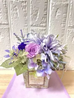 プリザーブドフラワーのバラとアーティフィシャルフラワーを使った紫アレンジ