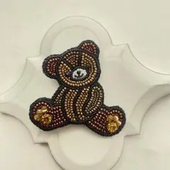 くまちゃん　ビーズ刺繍　ブローチ