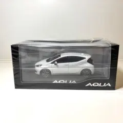 【未開封】 トヨタ アクア ミニカー プラチナホワイトパールマイカのサムネイル