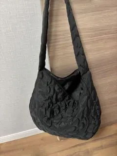 ブラック デイジー　キルティング ショルダーバッグ　斜めがけ　軽量