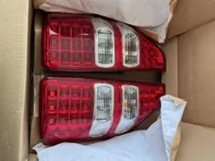 【新品未使用】70系 ノア 後期 純正テールランプ 左右セット（トヨタ元箱付き）のサムネイル
