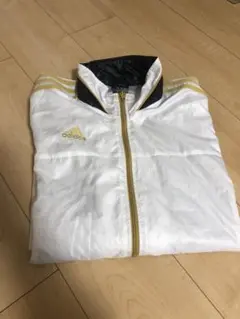 adidasウィンドブレーカー