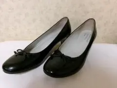 101950　マーガレットハウエル　エナメルパンプス　黒　24㎝のサムネイル
