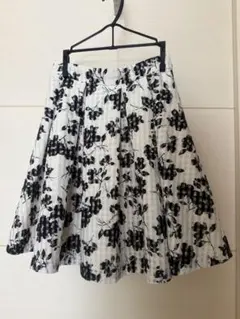 【値下げ！】INGNI フレアスカート 白黒花柄（M）ひざ上丈（44.5cm）