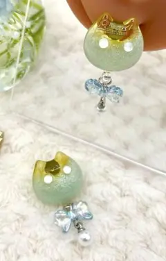 透明感ねこピアス イエロー×シルバーラメ｜サージカルステンレス｜一点物 猫