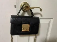 ブラックレザーショルダーバッグ ゴールド金具付き