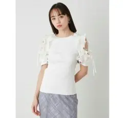 SNIDEL デザインフリルニットプルオーバー WHT