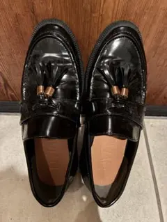 黒いタッセル付きローファー