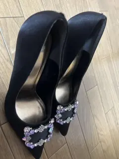 売り切り‼️ビジュー付き黒ポインテッドトゥパンプスのサムネイル