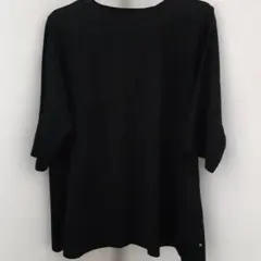 コズの黒の7分袖Tシャツ 緑の刺繍付き